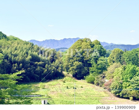 見晴らしの先に 優しい未来 遠くまで 春の続きが見えた丘の上 見晴らしの先に 優しい未来 遠くまで 春の続きが見えた丘の上 139900909