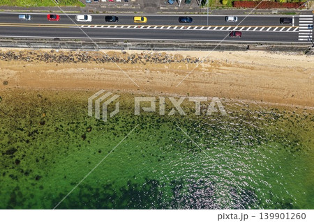 広島県廿日市市の海岸沿い国道と透明な海を俯瞰した空撮写真 広島県廿日市市の海岸沿い国道と透明な海を俯瞰した空撮写真 139901260