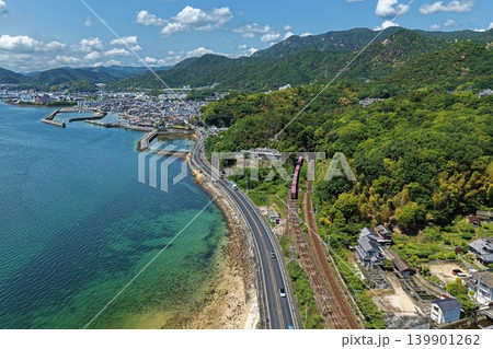 広島県廿日市市・瀬戸内海沿岸の海岸道路と鉄道を俯瞰した空撮写真 広島県廿日市市・瀬戸内海沿岸の海岸道路と鉄道を俯瞰した空撮写真 139901262