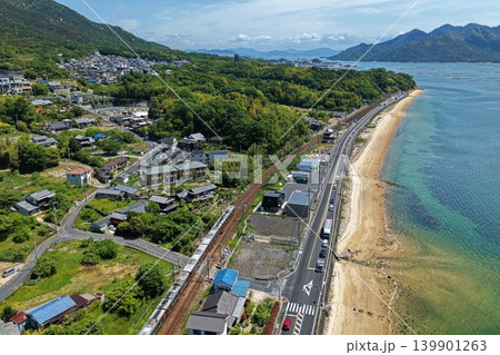 広島県廿日市市・瀬戸内海沿岸の道路と鉄道を俯瞰した空撮写真 広島県廿日市市・瀬戸内海沿岸の道路と鉄道を俯瞰した空撮写真 139901263