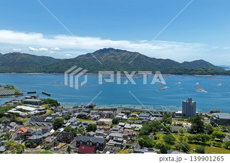 広島県廿日市市宮浜温泉周辺の海岸集落と養殖筏を俯瞰した空撮写真 広島県廿日市市宮浜温泉周辺の海岸集落と養殖筏を俯瞰した空撮写真 139901265
