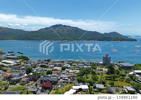 広島県廿日市市宮浜温泉の海岸沿い集落と養殖筏を俯瞰した空撮写真 139901266
