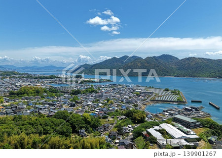 広島県廿日市市・宮浜温泉周辺の海岸沿い市街地を俯瞰した空撮写真 広島県廿日市市・宮浜温泉周辺の海岸沿い市街地を俯瞰した空撮写真 139901267