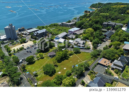 広島県廿日市市・宮浜温泉の海岸沿い温泉街を俯瞰した空撮写真 139901270