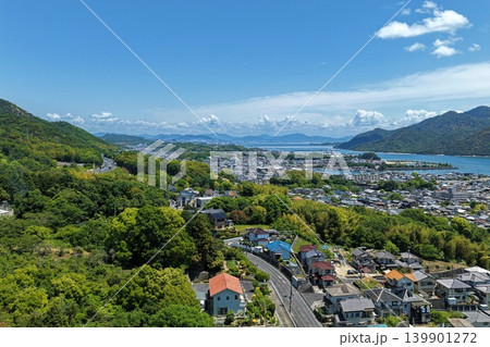 広島県大竹市・宮浜温泉周辺の海岸線と市街地を望む空撮写真 広島県大竹市・宮浜温泉周辺の海岸線と市街地を望む空撮写真 139901272