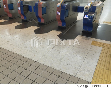 駅の改札入口 139901351