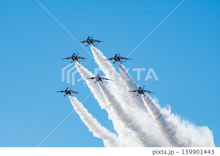青空のキャンバスに描くアクロバット飛行 青空のキャンバスに描くアクロバット飛行 139901443