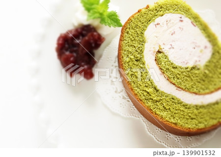 あんこを添えた抹茶ロールケーキ あんこを添えた抹茶ロールケーキ 139901532