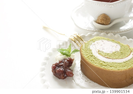 抹茶ロールケーキと紅茶 抹茶ロールケーキと紅茶 139901534