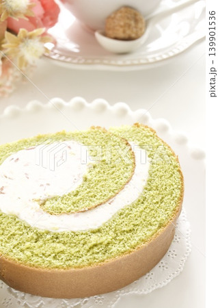抹茶ロールケーキと紅茶 抹茶ロールケーキと紅茶 139901536