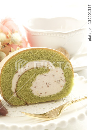 抹茶ロールケーキと紅茶 抹茶ロールケーキと紅茶 139901537