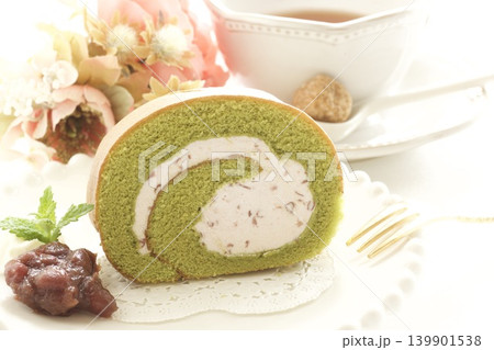 抹茶ロールケーキと紅茶 抹茶ロールケーキと紅茶 139901538