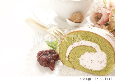 あんこを添えた抹茶ロールケーキ あんこを添えた抹茶ロールケーキ 139901541