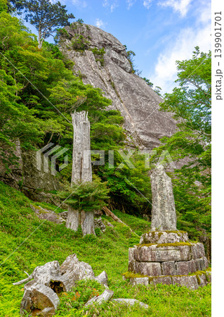 大峰山 深仙の宿と大日岳の巨岩 修験道の聖地 新緑の風景※作品コメント欄に撮影位置 大峰山 深仙の宿と大日岳の巨岩 修験道の聖地 新緑の風景※作品コメント欄に撮影位置 139901701