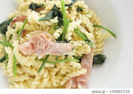 ほうれん草とベーコンのフジッリのパスタ ほうれん草とベーコンのフジッリのパスタ 139901710