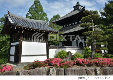 春の東福寺　サツキの頃の経蔵と殿鐘楼(京都市東山区) 139902102