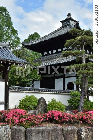 春の東福寺 サツキの頃の経蔵と殿鐘楼(京都市東山区) 春の東福寺 サツキの頃の経蔵と殿鐘楼(京都市東山区) 139902103
