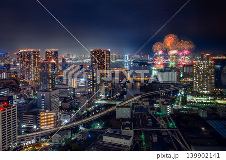 東京湾岸の夜景とお台場に打ち上がる花火 <STAR ISLAND 2026 お台場 > 東京湾岸の夜景とお台場に打ち上がる花火 <STAR ISLAND 2026 お台場 > 139902141