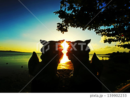 沖縄 沈む夕日を見つめるシーサーたち 沖縄 沈む夕日を見つめるシーサーたち 139902233