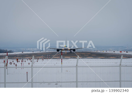 雪の旭川空港滑走路と着陸する飛行機 雪の旭川空港滑走路と着陸する飛行機 139902340