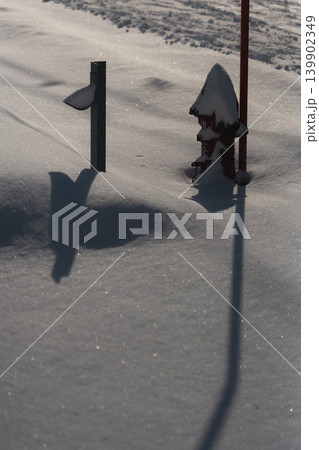 雪に埋もれた消火栓 雪に埋もれた消火栓 139902349