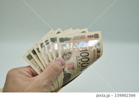お金を持つ手 お金を持つ手 139902366