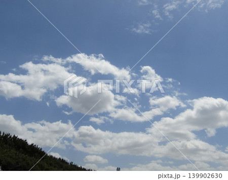 稲毛海岸での青空と白い雲 稲毛海岸での青空と白い雲 139902630