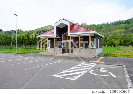 旧上藻別駅逓所に隣接する駐車場の公衆トイレ 旧上藻別駅逓所に隣接する駐車場の公衆トイレ 139902667