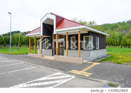 旧上藻別駅逓所に隣接する駐車場の公衆トイレ 139902669