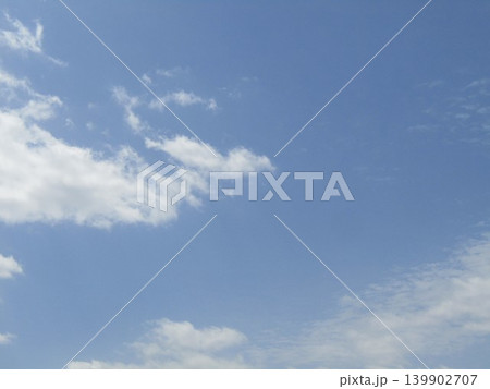稲毛海岸での青空と白い雲 稲毛海岸での青空と白い雲 139902707