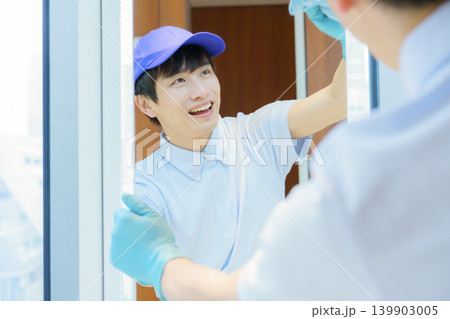 オフィスビルの洗面所の鏡を拭く若い男性清掃員 撮影協力:学校法人電波学園 東京電子専門学校 オフィスビルの洗面所の鏡を拭く若い男性清掃員 撮影協力:学校法人電波学園 東京電子専門学校 139903005