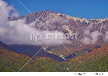 紅葉の岩岳から望む白馬の峰々 139903115