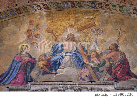 Christ in glory, bezel greater arch, the facade of the Basilica Saint Mark, Venice, Italy 139903236