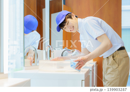 オフィスビルの洗面台の掃除をする若い日本人男性清掃員 撮影協力:学校法人電波学園 東京電子専門学校 オフィスビルの洗面台の掃除をする若い日本人男性清掃員 撮影協力:学校法人電波学園 東京電子専門学校 139903287