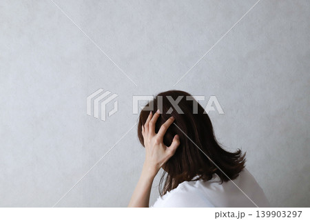 頭を抱える女性のストレスイメージ 頭を抱える女性のストレスイメージ 139903297