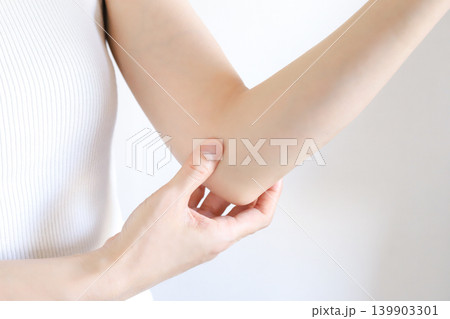 肘の痛みを気にする女性のイメージ 139903301