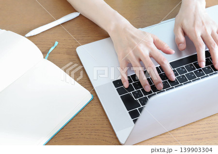 ノートパソコンで作業する女性の手元 ノートパソコンで作業する女性の手元 139903304