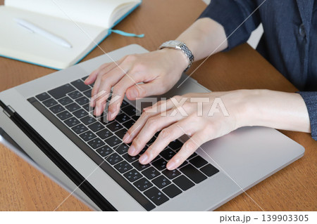 ノートパソコンで作業する女性社員の手元 ノートパソコンで作業する女性社員の手元 139903305