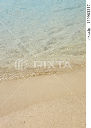 沖縄石垣島の透き通る海と真っ白な砂浜が広がる美しいビーチ風景 沖縄石垣島の透き通る海と真っ白な砂浜が広がる美しいビーチ風景 139903317