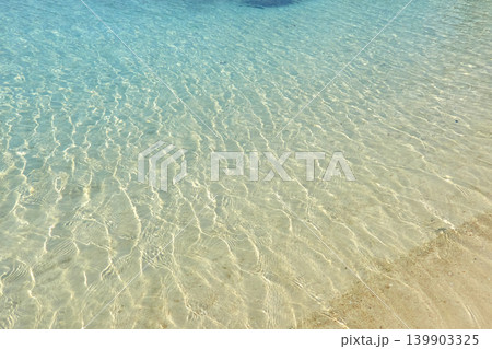 沖縄石垣島の透き通る海と真っ白な砂浜が広がる美しいビーチ風景 沖縄石垣島の透き通る海と真っ白な砂浜が広がる美しいビーチ風景 139903325