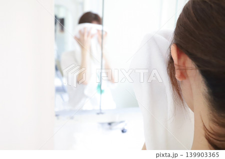 洗顔後に顔を拭く女性 洗顔後に顔を拭く女性 139903365