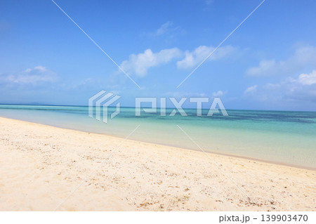 沖縄・竹富島の透き通る海と白い砂浜のビーチ風景 沖縄・竹富島の透き通る海と白い砂浜のビーチ風景 139903470