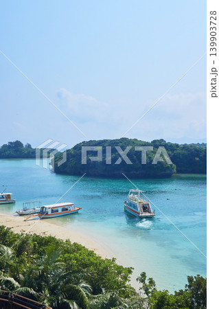 沖縄・石垣島を代表する景勝地の川平湾 沖縄・石垣島を代表する景勝地の川平湾 139903728