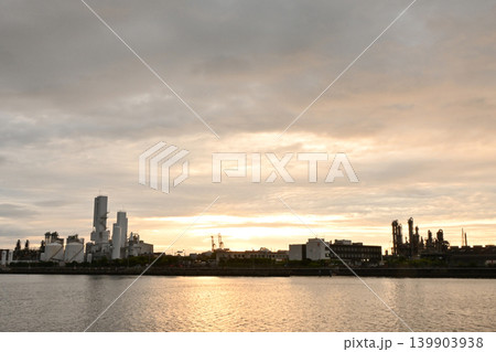 夕暮れの港と工場コンビナートのパノラマ産業風景 夕暮れの港と工場コンビナートのパノラマ産業風景 139903938