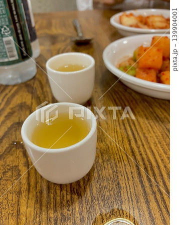 韓国料理店での食前酒 韓国料理店での食前酒 139904001