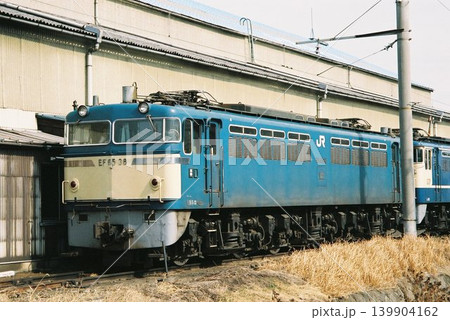 高崎機関区に留置中のEF65-38① 高崎機関区に留置中のEF65-38① 139904162