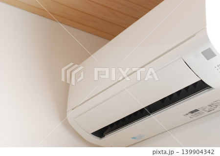 壁に掛けられたエアコン 壁に掛けられたエアコン 139904342