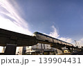流通センター（東京都大田区平和島）の倉庫街を走るモノレール 139904431