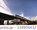 流通センター（東京都大田区平和島）の倉庫街を走るモノレール 139904432