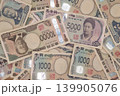 敷き詰められたお札 139905076